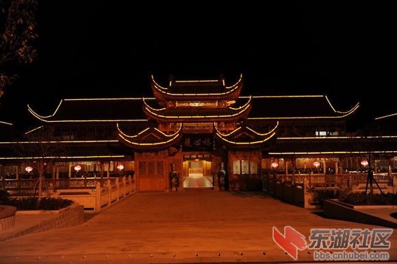夜晚安静的镜心楼水上餐厅