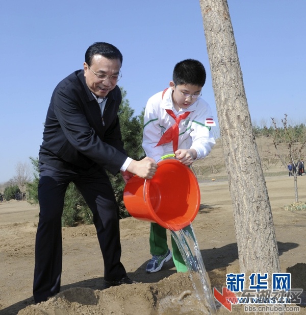 总理在植树.jpg