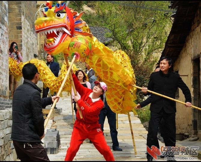 武穴街上的伢泼假儿昨日专程前往传统村落李家垅采风