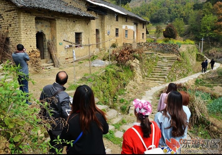 武穴街上的伢泼假儿昨日专程前往传统村落李家垅采风