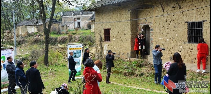 武穴街上的伢泼假儿昨日专程前往传统村落李家垅采风