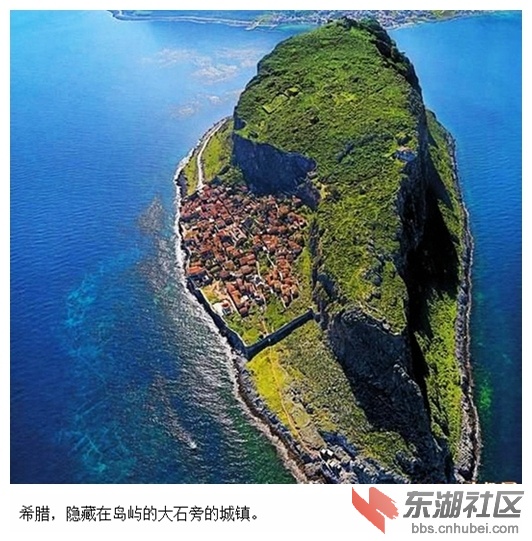 02希腊，隐藏在岛屿的大石旁的城镇。.jpg