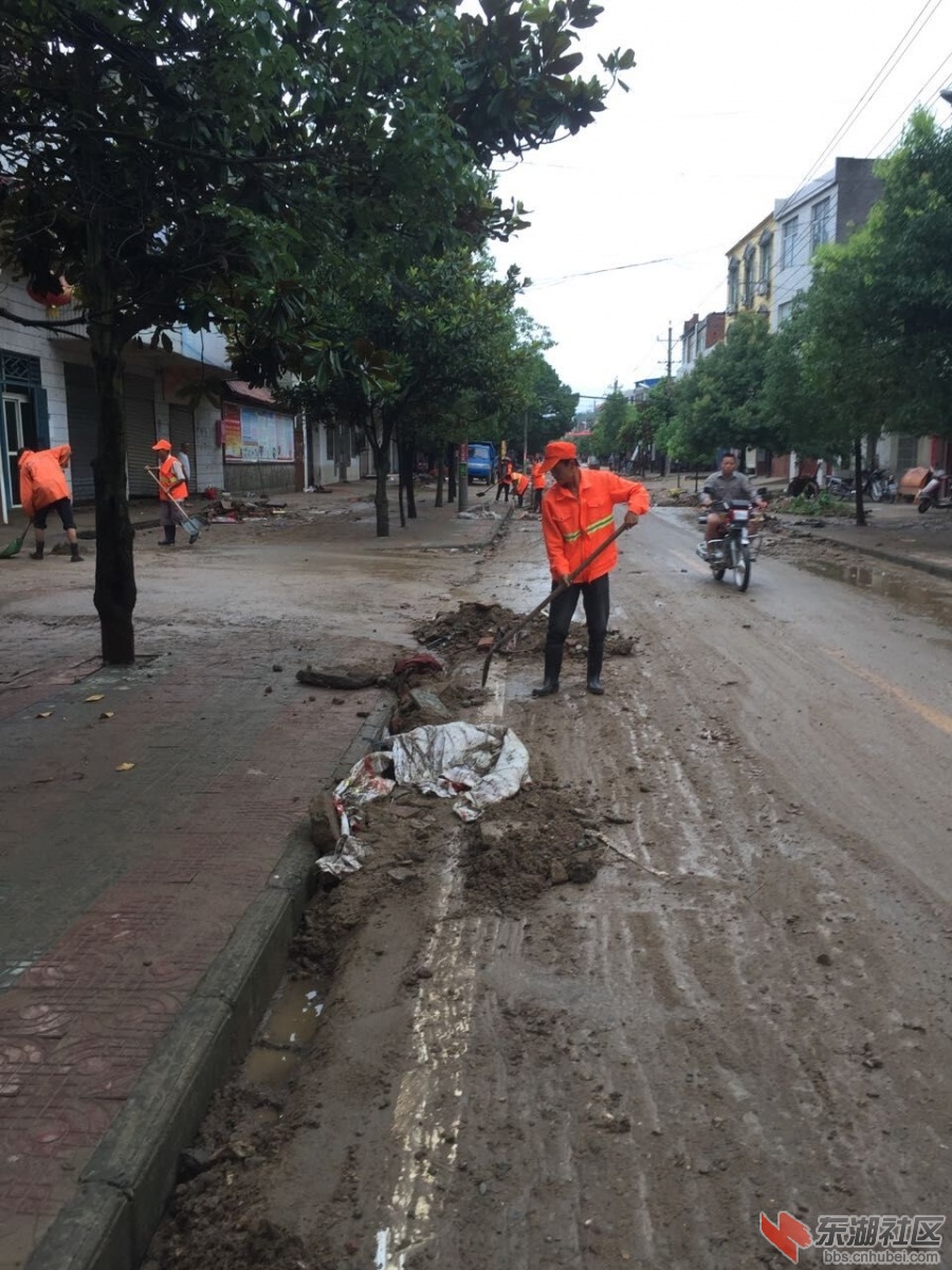 保洁公司员工清理街道.jpg