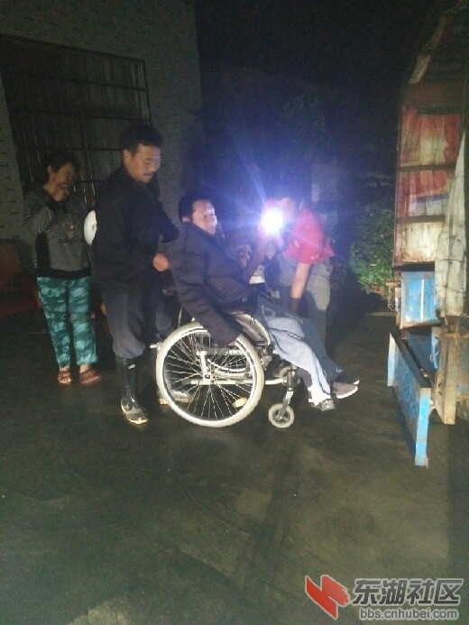村干部转移受灾群众.JPG