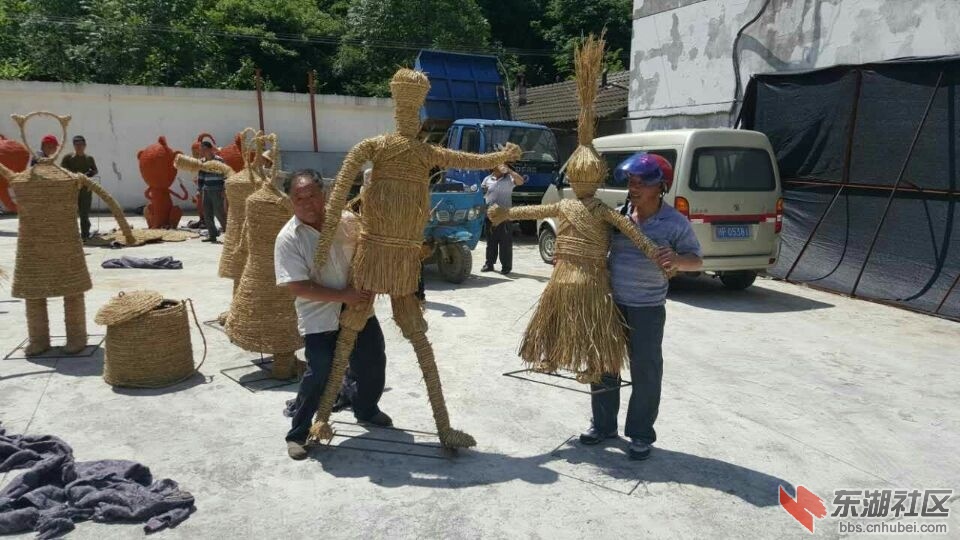 烈日下村民自发搬运稻草人.jpg