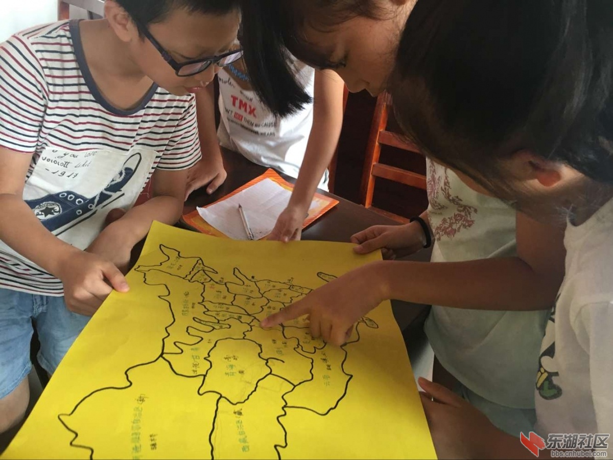 孩子们正在认真的看着中国地图