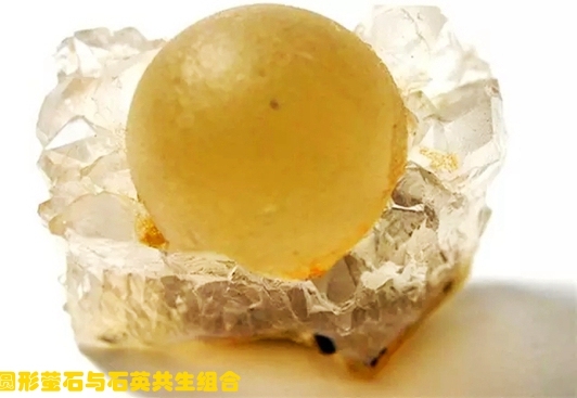 28圆形萤石与石英的共生组合.webp_副本.jpg