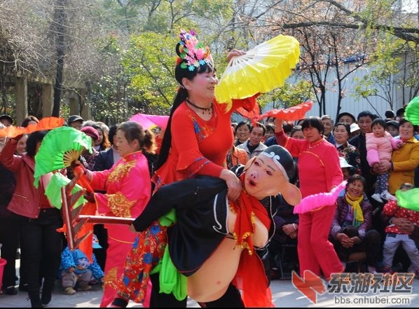 猪八戒、骑毛驴、抬花轿，民俗表演乐翻天