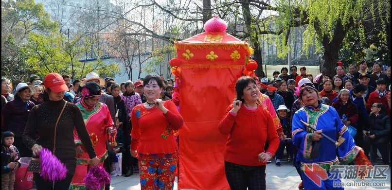 猪八戒、骑毛驴、抬花轿，民俗表演乐翻天