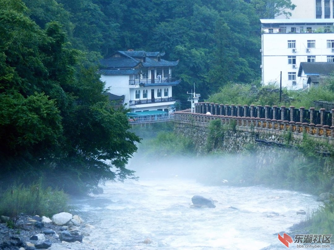 85、香溪河的水雾.jpg