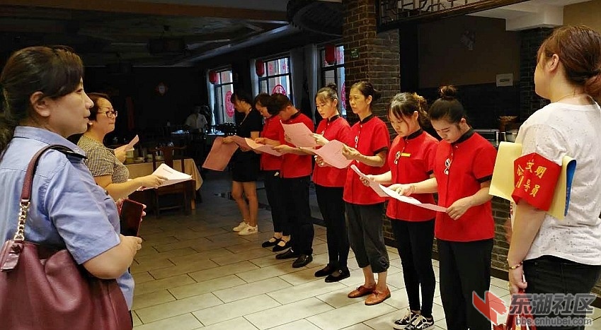 6最后一张是南巷社区万警进社区的市局方处和南巷社区工作人员一起到萧记蓉府为员工宣.jpg