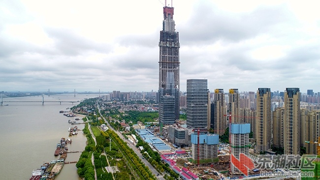 1.武汉区临江大道一景之二曾院平摄影.JPG