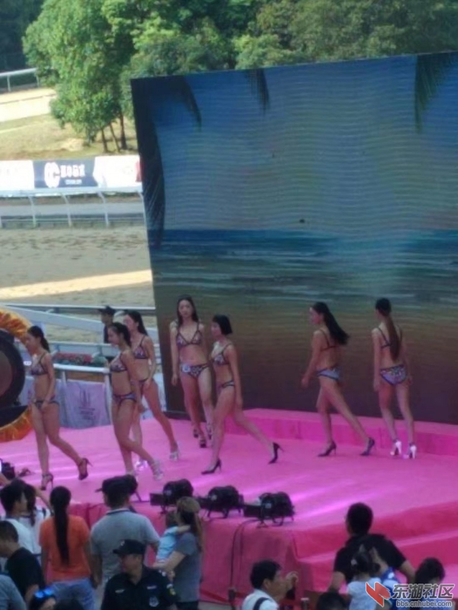 泳装走秀.jpg