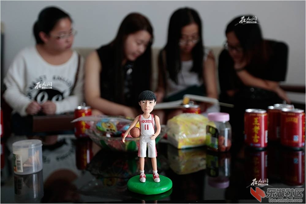2015年7月5日，是周宣的儿子去世一周年的忌日，儿子的同学过来看望她。儿子生前喜欢踢球，同学们定做了一个 ...