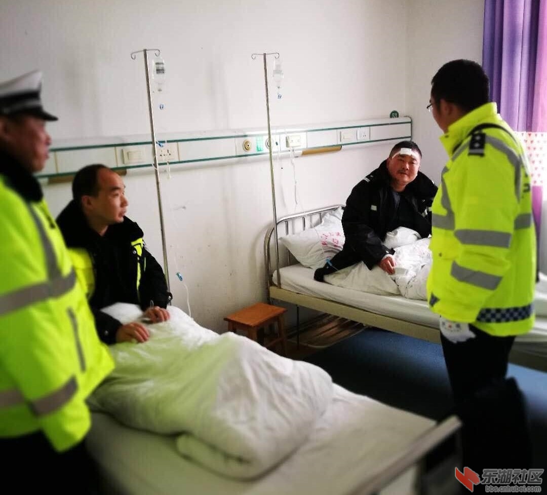 同事们到医院看望受伤的两名民警 通讯员供图.jpg