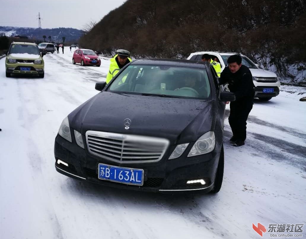 巡逻途中民警对被困车辆施救 通讯员供图.jpg