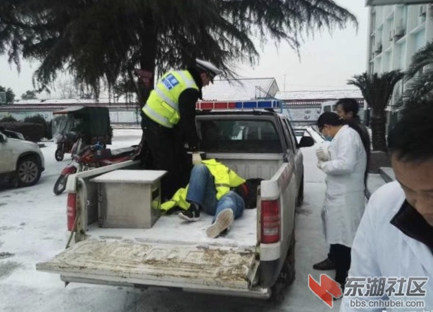 图为姚明坤和同事将受伤群众送往医院 通讯员供图.jpg