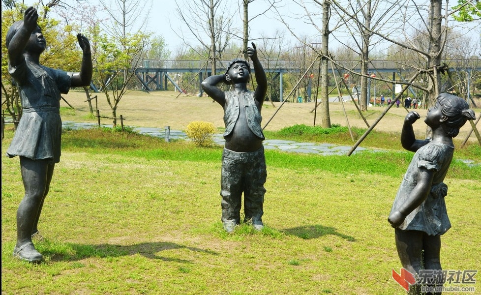 一组今昔童趣图片，回味着更多的美好童年