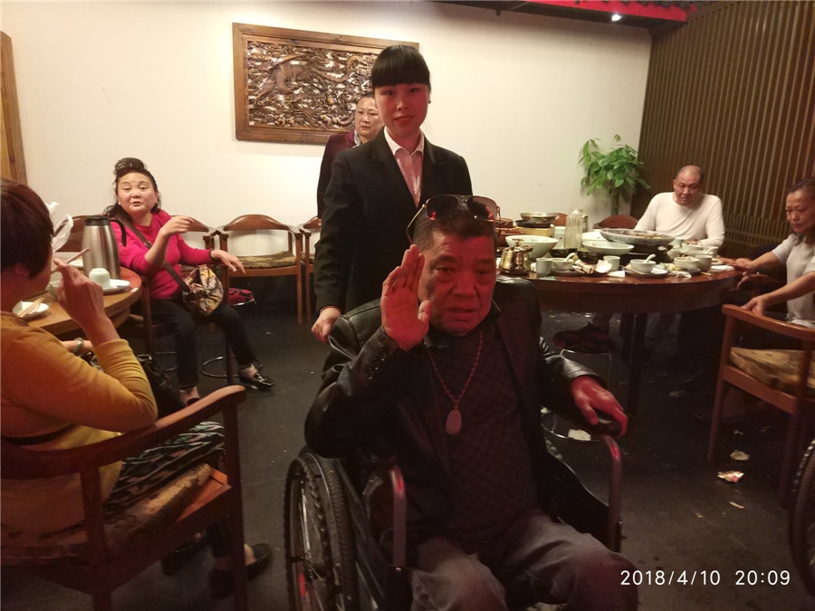 5餐厅工作人员接送残疾人现场.jpg