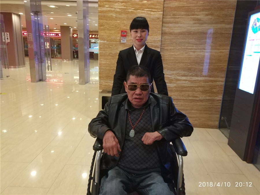 6餐厅工作人员接送残疾人现场.jpg