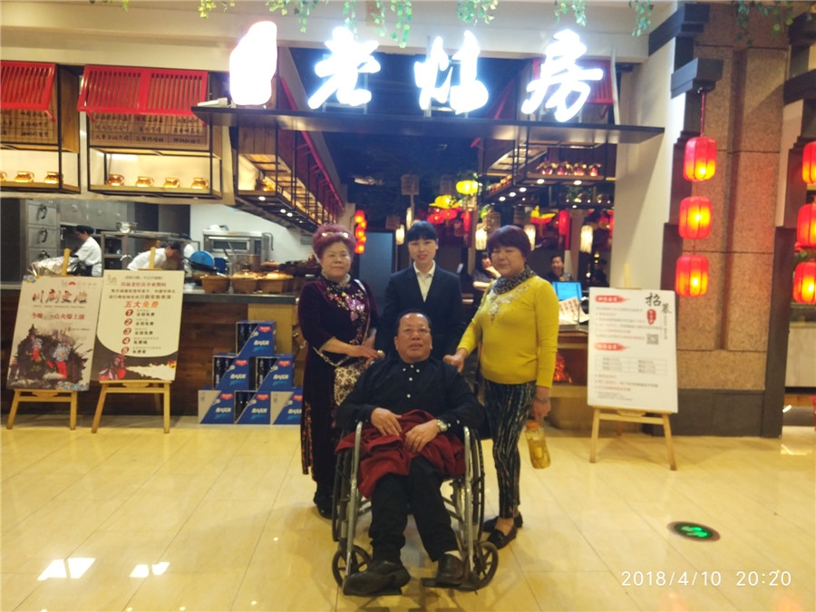 9图为餐厅工作人员与部分残疾人合影.jpg