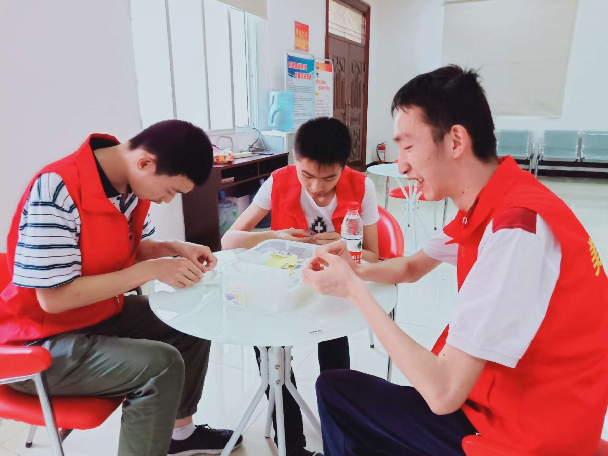 4图为自闭症孩子制作手工艺产品.jpg