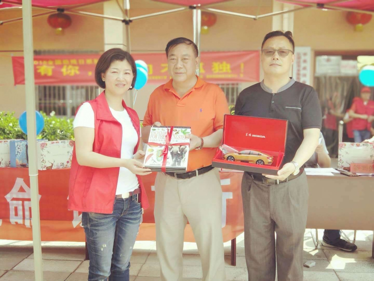 7图为爱心志愿者捐赠现场.jpg