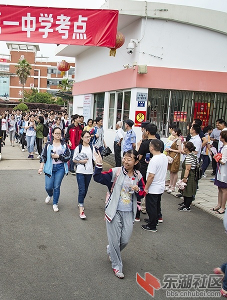 DSC_7089-悻悻学子满怀自信走出考场-游家祥-2.jpg