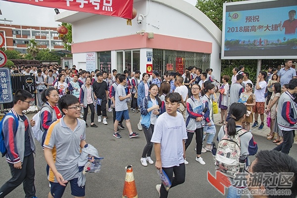 DSC_7090-悻悻学子满怀自信走出考场-游家祥-2.jpg