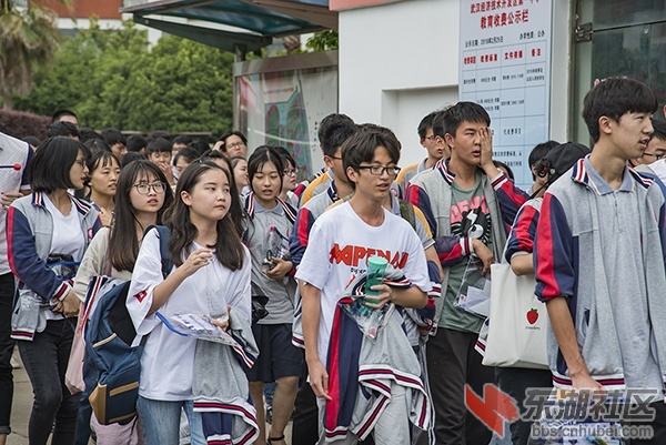 DSC_7092-悻悻学子满怀自信走出考场-游家祥-2.jpg
