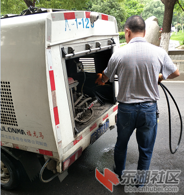 浅灰色麻点T恤男子接过冲水枪，整理好工具准备离开……