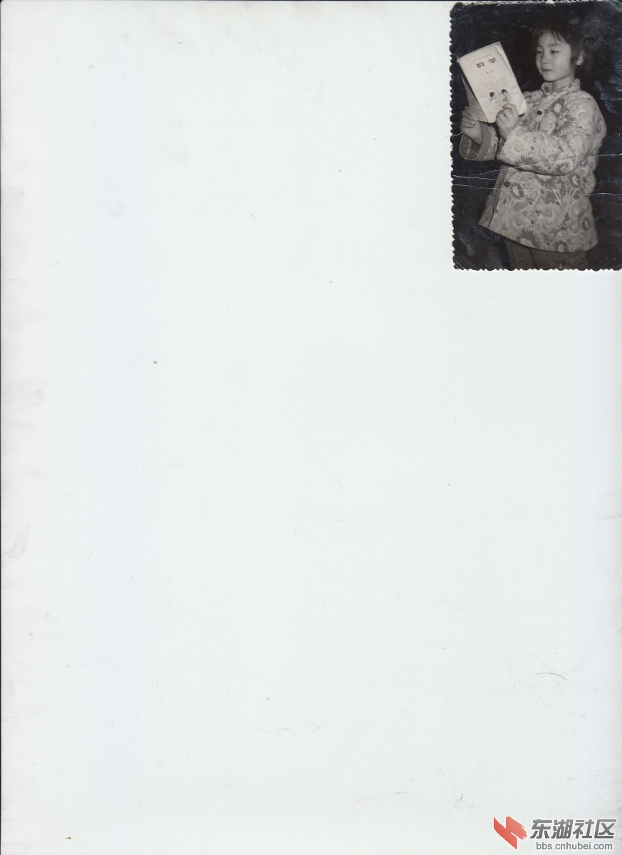 1983年穿姐姐旧衣服在沙洋大堤看书黑白照.jpg