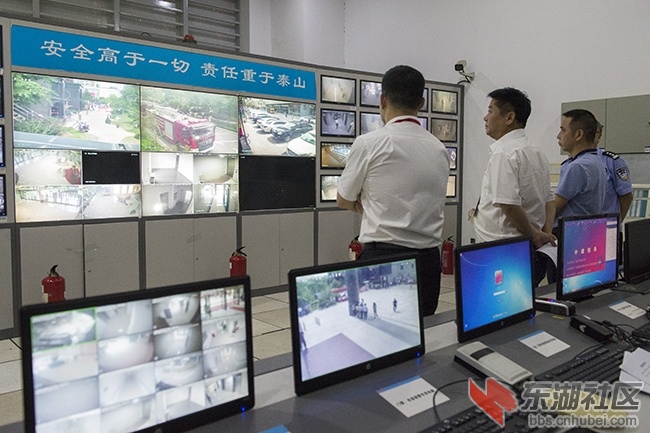 17.武汉市洪山区查辖区领导看办公环境视频之一曾院平摄影.jpg