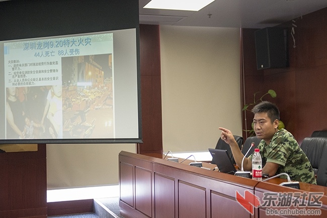 15.市消防大队在进行防火知识讲课曾院平摄影.jpg