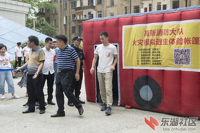 11.火灾模拟逃生体验之三曾院平摄影.jpg
