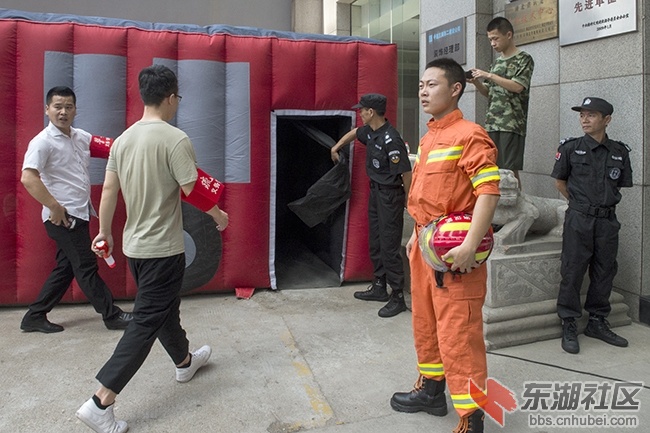 10.火灾模拟逃生体验之一曾院平摄.影.jpg