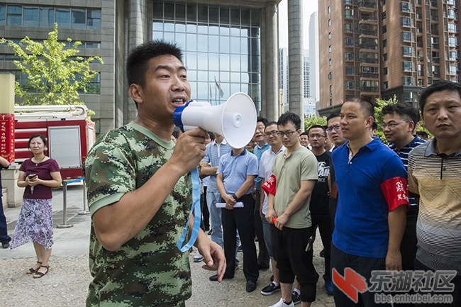 8.现场讲解消防器材使用知识曾院平摄影.jpg