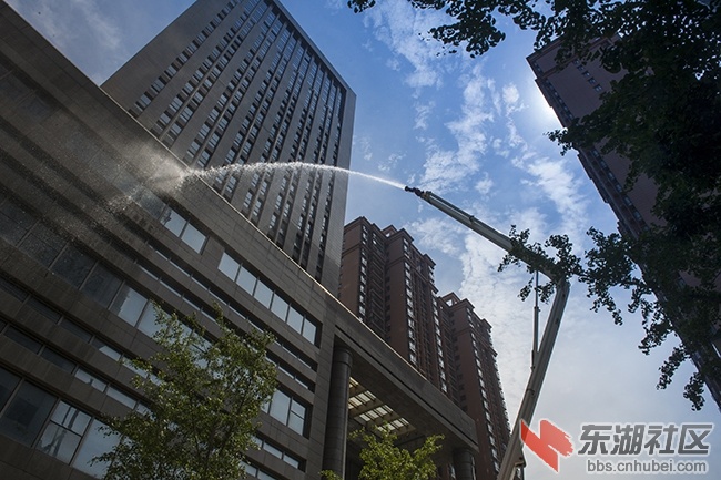 1.高空灭火演习曾院平摄影.jpg