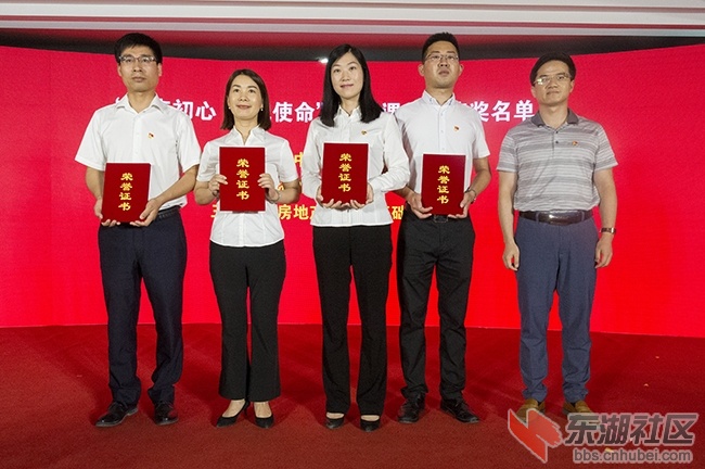 19.授奖个人合影曾院平摄影.jpg