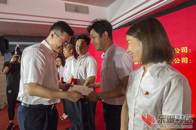 14..领导为获奖党员代表颁奖之二 .jpg