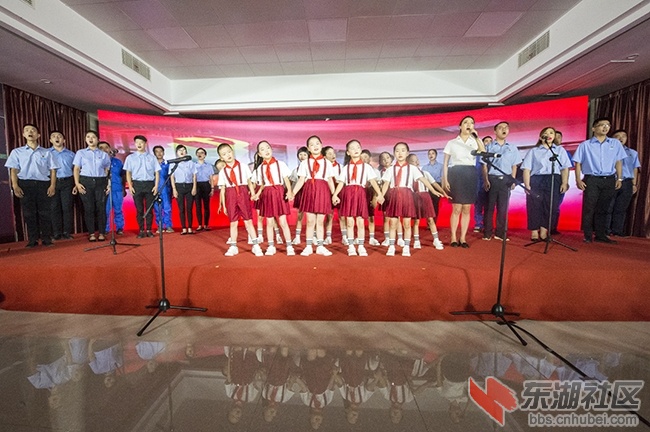 8.应龙希望小学少先队员、员工党员、农民工党员集体合唱表演.jpg