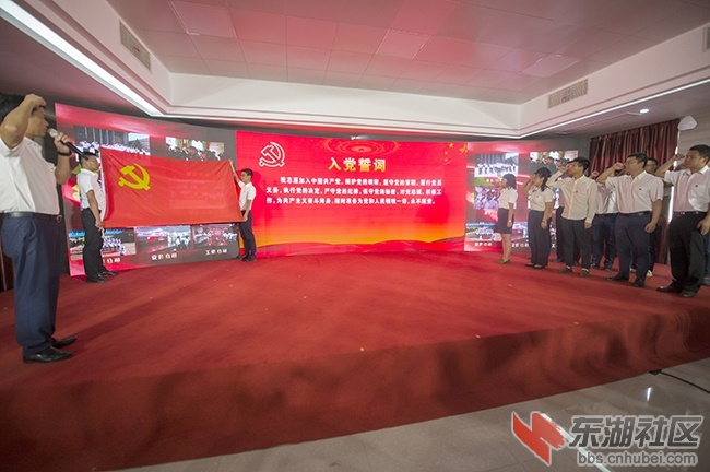 4.重温入党誓词 曾院平摄影.jpg