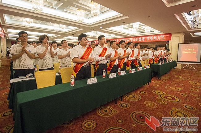 4.受表彰的新员工前排就坐曾院平摄影.jpg