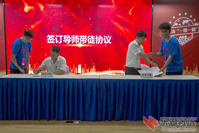 6.签订导师带徒协议曾院平摄影.jpg