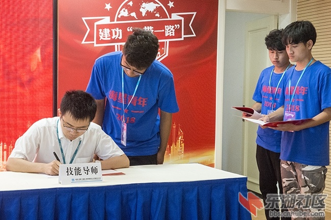 4.签订导师带徒协议之二曾院平摄影.jpg