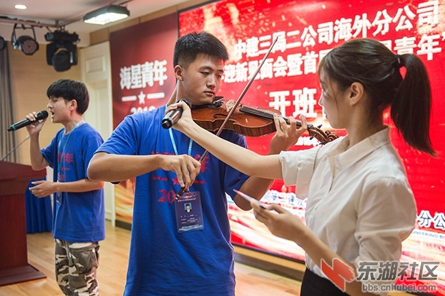 1. 小提琴 刘诗尧正在表演曾院平摄影.jpg