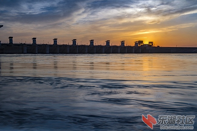 8.乌海市境内的黄河海勃湾水利枢纽工程之一   曾院平摄影.jpg