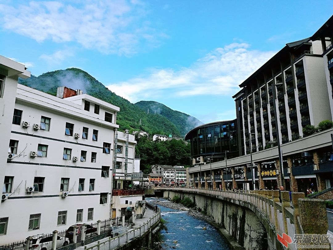 7、缓缓流过小镇的香溪河.jpg