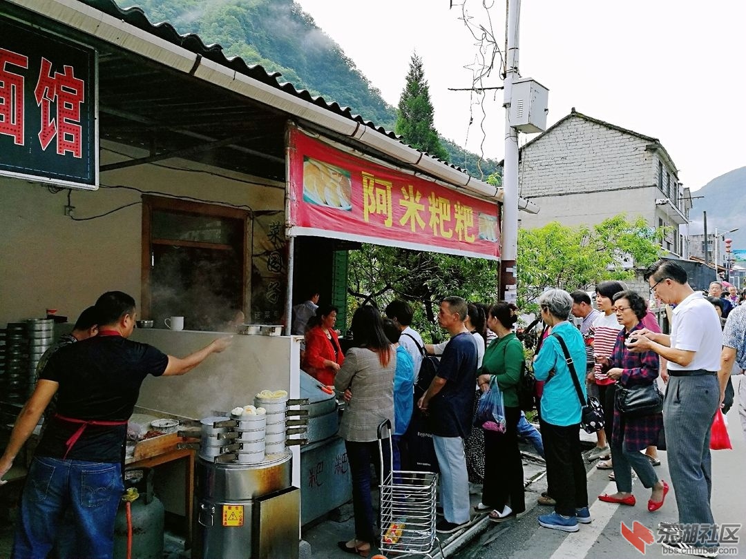 2、热闹的米粑粑摊前.jpg