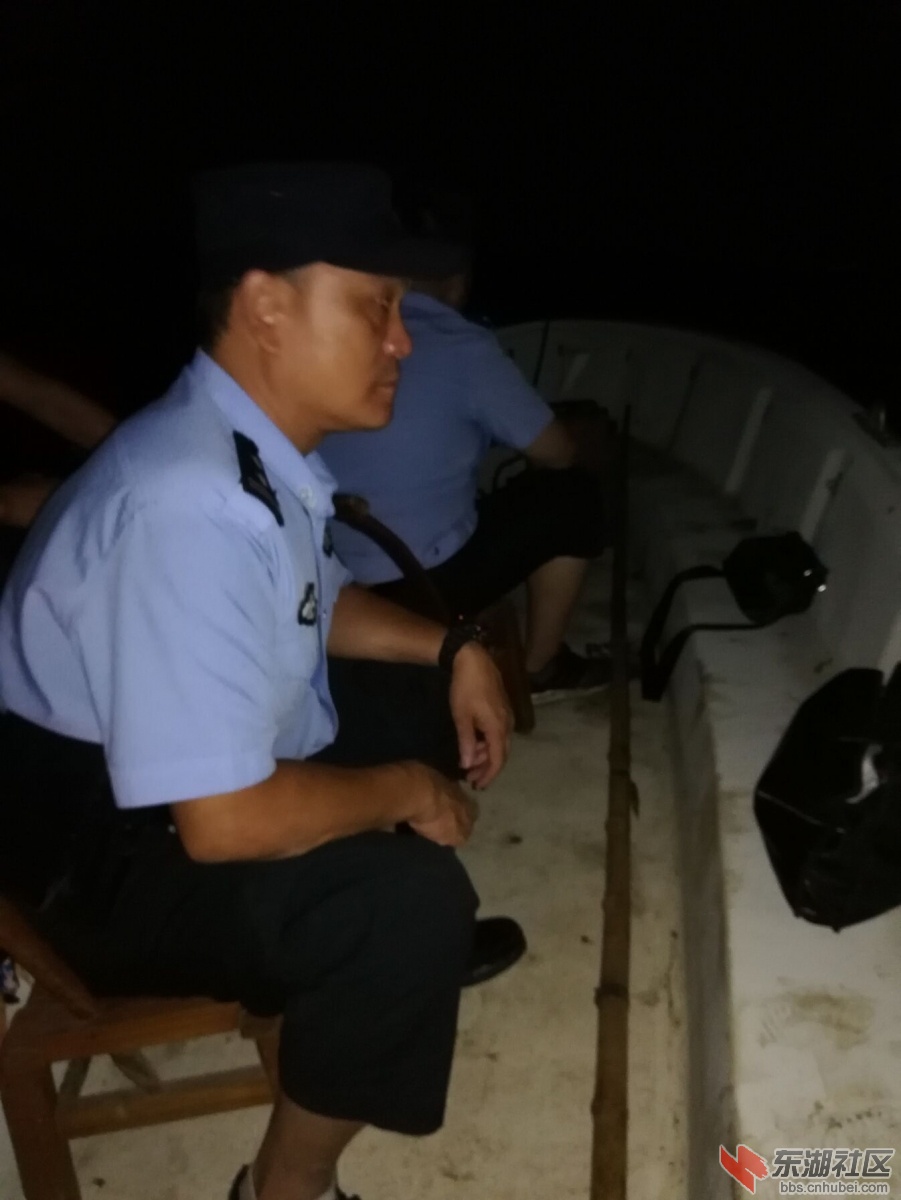 执法人员夜间巡查